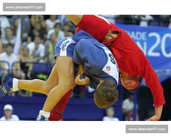 舍身踢两度读秒！苏阿布莱克踢拳首秀震撼 KO 桑阿希提