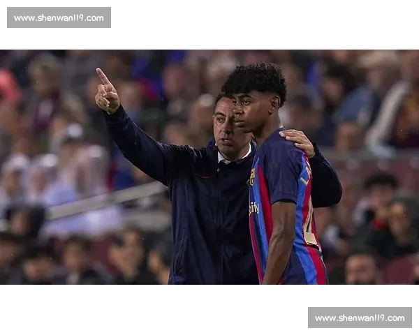 巴萨新星库巴西恋情曝光！携红发女友甜蜜度假机场秀恩爱