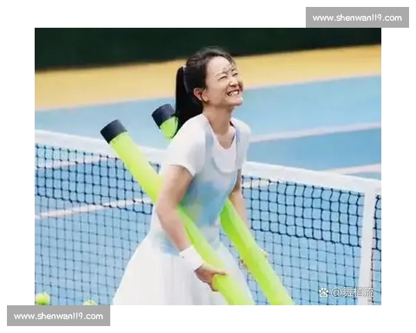 贾玲汪顺网球场燃爆！高马尾短裙造型掀起青春风暴